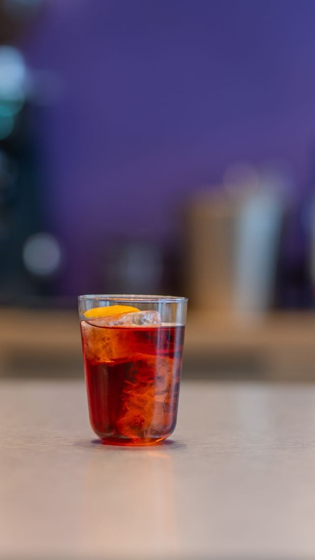 Negroni με πάγο στον πάγκο