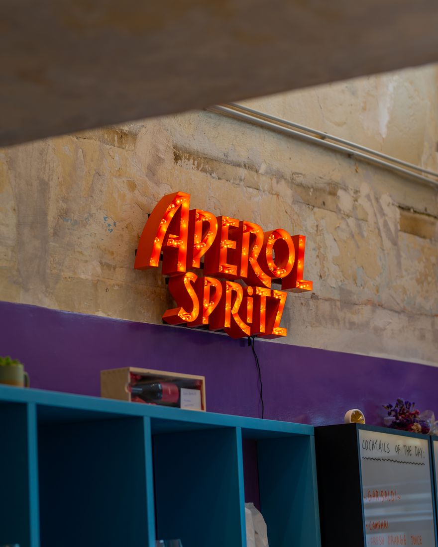 Η φωτεινή επιγραφή Aperol Spritz